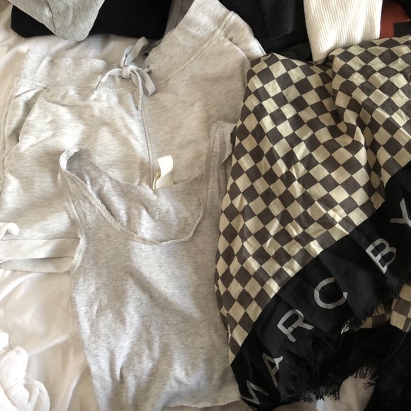 BRAND NAME CLOTHING BUNDLE (35 ITEMS) - Picture 6 of 16